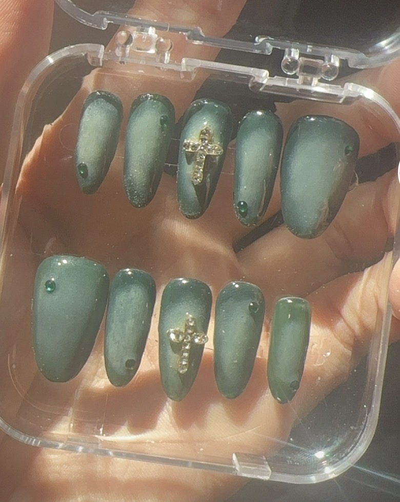Verspieltes Naildesign aus dem Wunderland